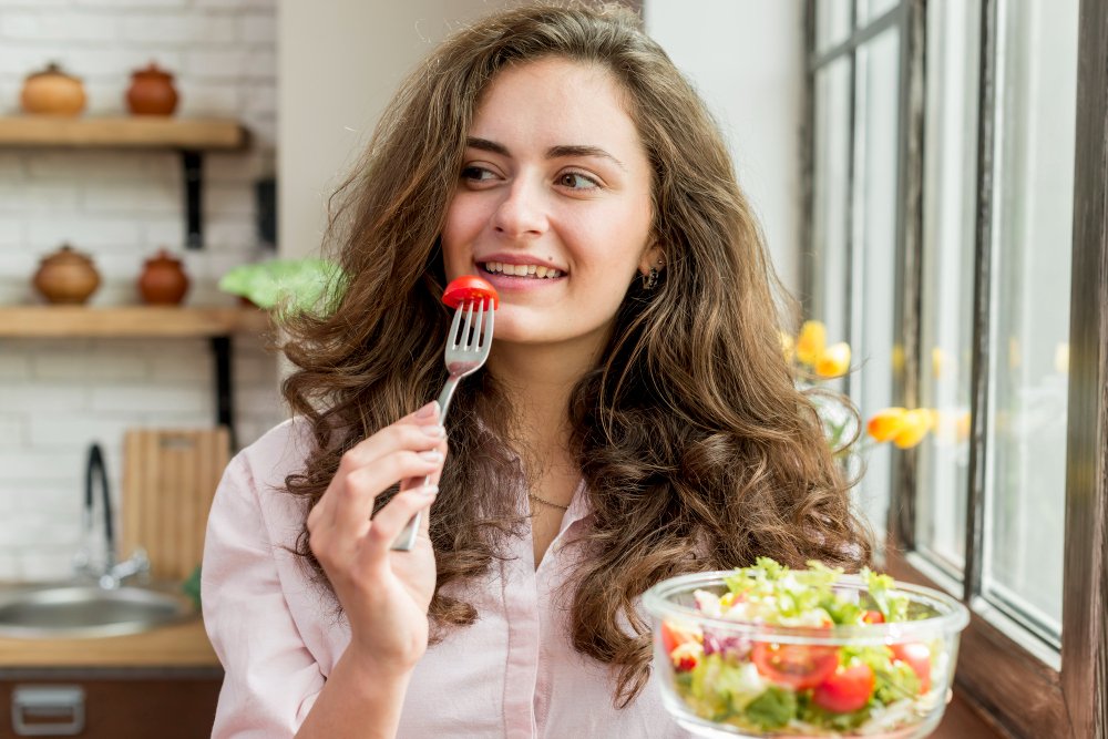 Mädchen isst richtige Mahlzeit